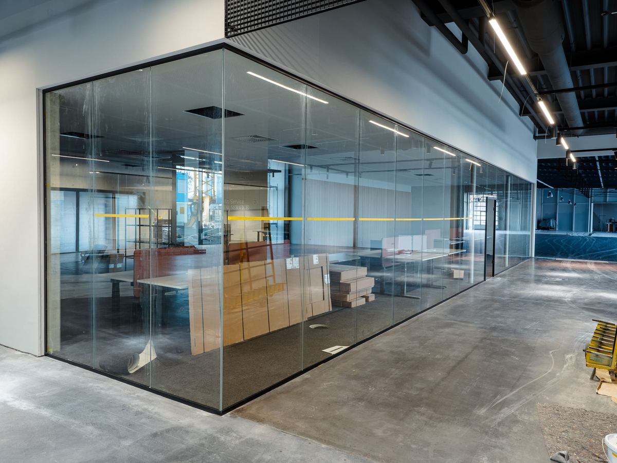 Raumhohe Ganzglas-Trennwand um einen Bürobereich, umgesetzt von GLAS KÜNZL