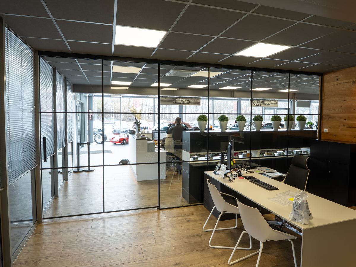Verglastes Büro mit Loft-Trennwand in einem Autohaus, umgesetzt von GLAS KÜNZL