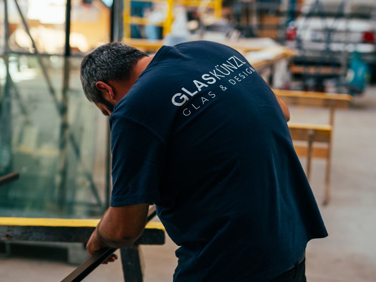 Mitarbeiter von GLAS KÜNZL arbeitet in der Werkstatt